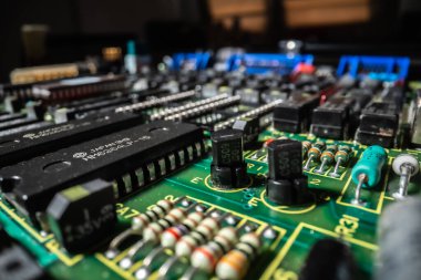 Yazılı devre kartının ve elektronik cihazlardaki bileşenlerinin aşırı detaylı görünümü.