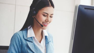 Müşteri destek ajanı ya da kulaklıklı çağrı merkezi telefon görüşmesinde müşteriyi desteklerken masaüstü bilgisayarında çalışır. Operatör hizmeti iş temsili kavramı.