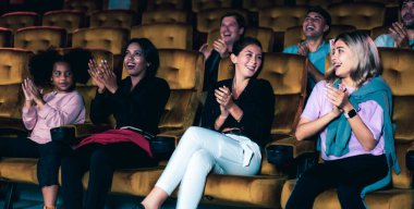 İnsanlar sinema sinemasında film izlerler. Grup eğlence etkinliği ve eğlence konsepti.