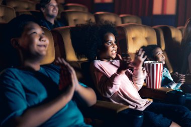 İnsanlar sinema sinemasında film izlerler. Grup eğlence etkinliği ve eğlence konsepti.