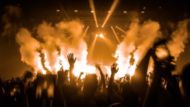 Mutlu insanlar gece kulübü DJ parti konserinde dans eder ve sahnede DJ 'den elektronik dans müziği dinlerler. Siluet dolu neşeli kalabalık 2020 yılbaşı partisini kutluyor. İnsanların yaşam tarzı DJ gece hayatı.