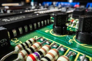 Yazılı devre kartının ve elektronik cihazlardaki bileşenlerinin aşırı detaylı görünümü.
