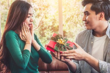 Mutlu çift yıldönümünü kutlamak için hediye veriyor. Evlilik yaşam tarzı, aşk ve ilişki kavramı.