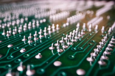 Elektronik cihazlardaki yazdırılmış devre kartının ve bileşenlerin aşırı detaylı görünümü.