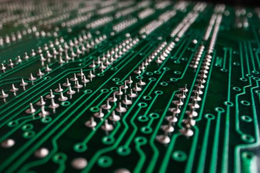 Elektronik cihazlardaki yazdırılmış devre kartının ve bileşenlerin aşırı detaylı görünümü.