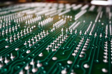 Elektronik cihazlardaki yazdırılmış devre kartının ve bileşenlerin aşırı detaylı görünümü.