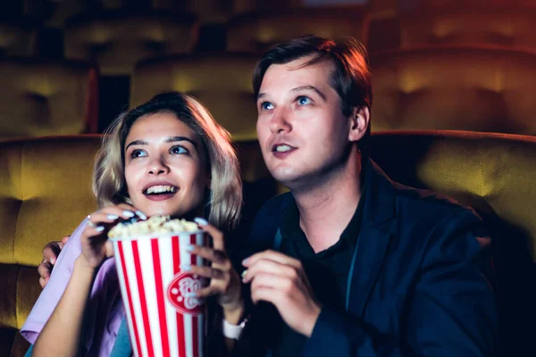 Caucásico Amante Disfrutando Ver Películas Comer Palomitas Maíz Juntos Cine —  Fotos de Stock