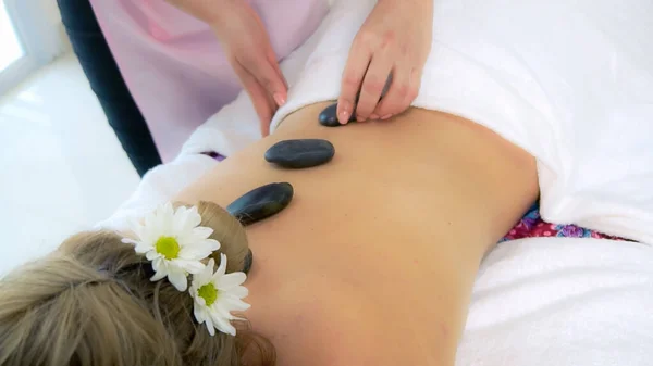 Frau Bekommt Hot Stone Massage Behandlung Durch Professionelle Kosmetikerin Therapeutin — Stockfoto