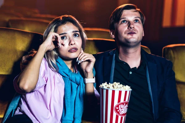 Caucasiano Homem Mulher Assistindo Filme Triste Sua Namorada Chorando — Fotografia de Stock