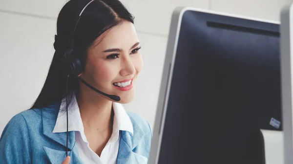 Ügyfélszolgálati Ügynök Vagy Call Center Headset Működik Asztali Számítógépen Miközben — Stock Fotó