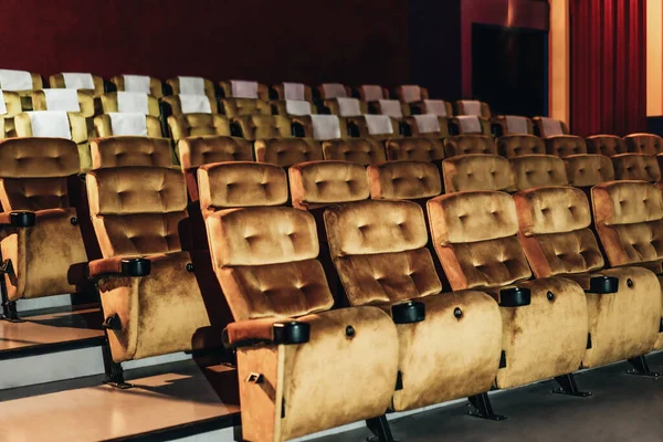 Sinemada Bir Sıra Sarı Koltuk Sandalyede Patlamış Mısır — Stok fotoğraf