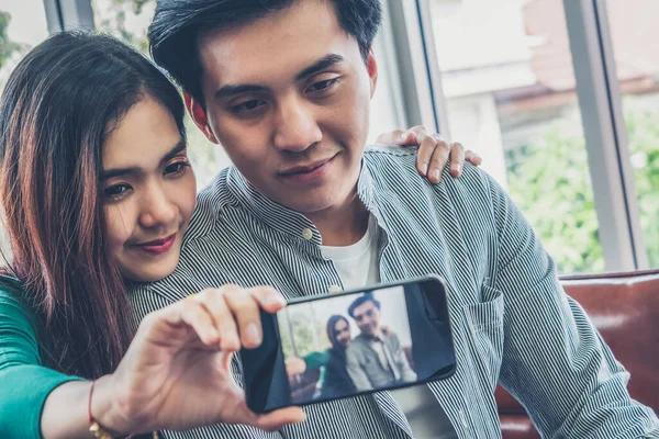 Glückliches Asiatisches Paar Macht Selfie Foto Mit Handy Heimischen Wohnzimmer — Stockfoto