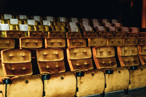 Sinemada Bir Sıra Sarı Koltuk Sandalyede Patlamış Mısır — Stok fotoğraf