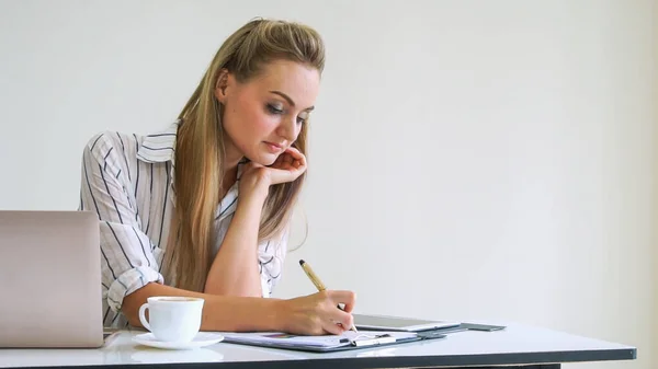 Mujer Rubia Negocios Que Trabaja Oficina Moderna Concepto Empresarial —  Fotos de Stock