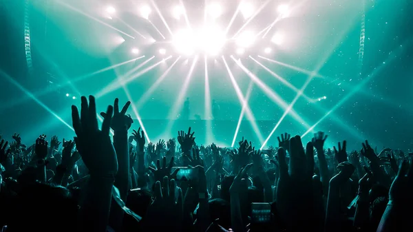 Pessoas Felizes Dançam Show Festa Boate Ouvem Música Eletrônica Dança — Fotografia de Stock