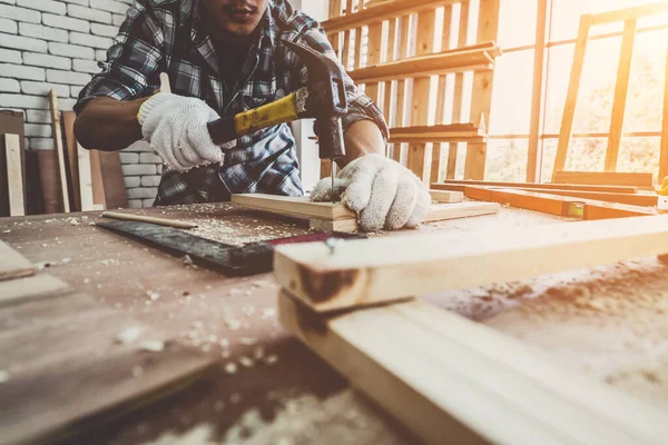 建設材料や木製の家具を生産するためにワークショップで木工に取り組んで大工 若いアジアの大工は作るための専門的な用具を使用する Diyメーカーと大工仕事のコンセプト — ストック写真