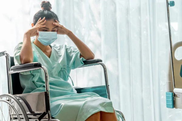 Пацієнт Носить Маску Обличчя Лікарні Захищається Від Коронавірусної Хвороби Або — стокове фото