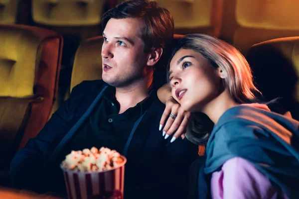 Amante Caucasiano Gostando Assistir Filme Comer Pipocas Juntos Cinema — Fotografia de Stock