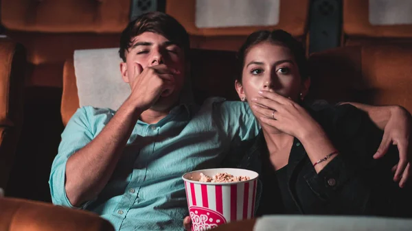 Kochająca Para Mężczyzna Kobieta Oglądają Nudny Film Ziewają Krześle Kinowym — Zdjęcie stockowe