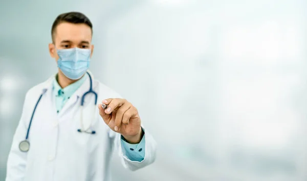 医生在医院里戴口罩 以保护自己不感染眼镜蛇病或Covid 医护人员是高危人群 他们容易感染考拉韦氏病或Covid — 图库照片