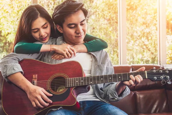 Jovem Casal Asiático Toca Guitarra Canta Música Sala Estar Casa — Fotografia de Stock