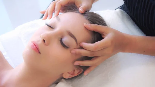 Mujer Relajada Tumbada Cama Spa Para Tratamiento Spa Masaje Facial — Foto de Stock