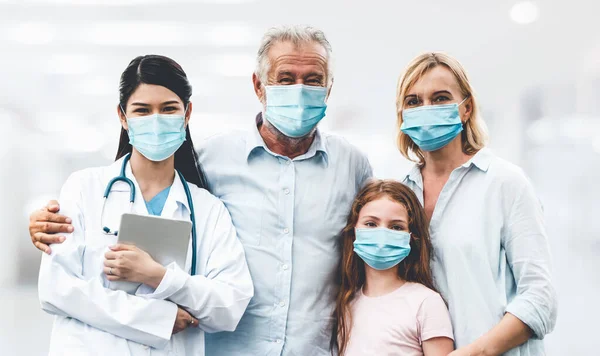 Médico Familia Usan Mascarilla Hospital Para Protegerse Covid Salud Las —  Fotos de Stock