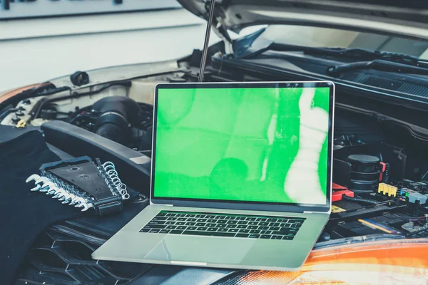 Computer Portatile Sul Cofano Dell Automobile Diagnostica Del Motore Auto — Foto Stock