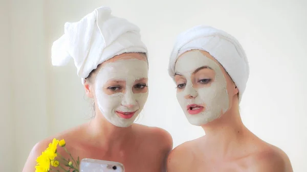 Mooie Vrouw Met Een Gezichtsverzorging Cosmetische Scrub Behandeling Van Professionele — Stockfoto