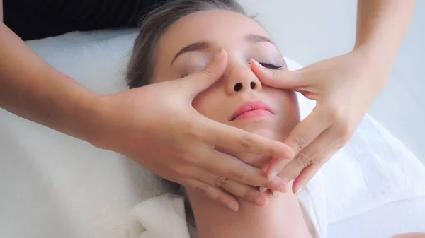 Mujer Relajada Tumbada Cama Spa Para Tratamiento Spa Masaje Facial — Foto de Stock