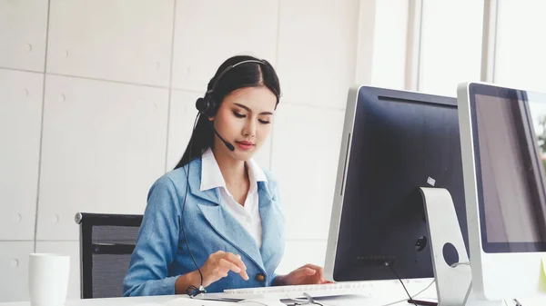 Customer Support Agent Call Center Met Headset Werkt Desktop Computer — Stockfoto