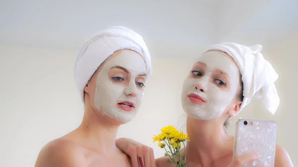 Mooie Vrouw Met Een Gezichtsverzorging Cosmetische Scrub Behandeling Van Professionele — Stockfoto