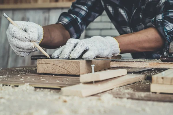 Carpinteiro Trabalhando Artesanato Madeira Oficina Para Produzir Material Construção Móveis — Fotografia de Stock