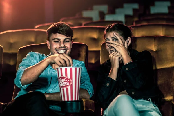 Casal Caucasianos Assistir Filme Suspense Cinema Olhos Mulher Fechada Virar — Fotografia de Stock