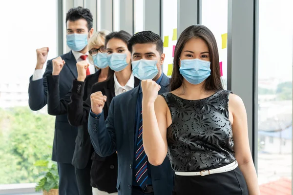 Selbstbewusste Geschäftsleute Mit Gesichtsmaske Schützen Vor Coronavirus Oder Covid Konzept — Stockfoto