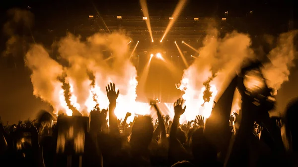 Les Gens Heureux Dansent Dans Concert Soirée Boîte Nuit Écoutent — Photo