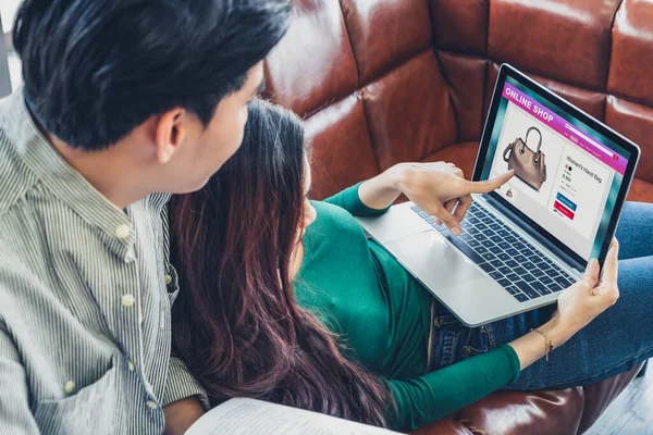 Casal Jovem Usar Cartão Crédito Para Compras Line Site Internet — Fotografia de Stock