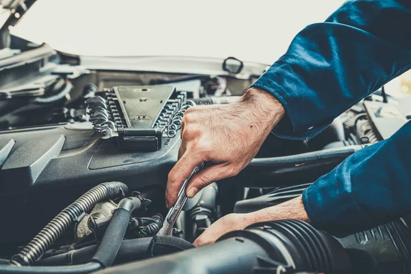 Mecânico Profissional Fornecendo Serviço Reparação Manutenção Automóveis Garagem Automóvel Conceito — Fotografia de Stock