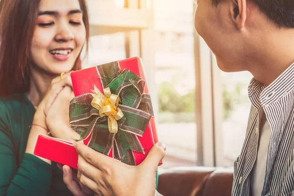 Feliz Pareja Dando Regalo Para Celebrar Aniversario Matrimonio Estilo Vida — Foto de Stock