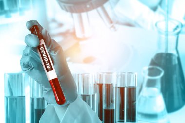 Coronavirus COVID 19 tıbbi test aşısı araştırma ve geliştirme konsepti. COVID-19 için ilaç tedavisi üretmek üzere Coronavirus antikor bilimsel örneklerini inceleyen ve analiz eden bilim insanları.