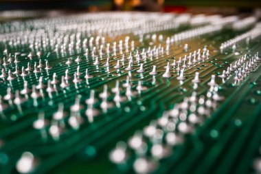 Elektronik cihazlardaki yazdırılmış devre kartının ve bileşenlerin aşırı detaylı görünümü.