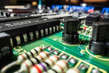 Yazılı devre kartının ve elektronik cihazlardaki bileşenlerinin aşırı detaylı görünümü.