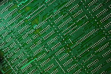 Elektronik cihazlardaki yazdırılmış devre kartının ve bileşenlerin aşırı detaylı görünümü.