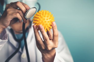 Coronavirus COVID 19 tıbbi test aşısı araştırma ve geliştirme konsepti. COVID-19 için ilaç tedavisi üretmek üzere Coronavirus antikor bilimsel örneklerini inceleyen ve analiz eden bilim insanları.