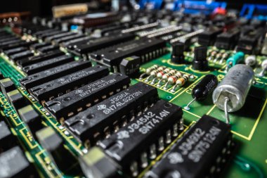 Yazılı devre kartının ve elektronik cihazlardaki bileşenlerinin aşırı detaylı görünümü.