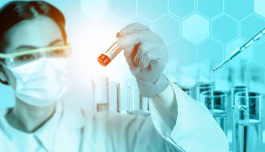 Coronavirus COVID 19 tıbbi test aşısı araştırma ve geliştirme konsepti. COVID-19 için ilaç tedavisi üretmek üzere Coronavirus antikor bilimsel örneklerini inceleyen ve analiz eden bilim insanları.