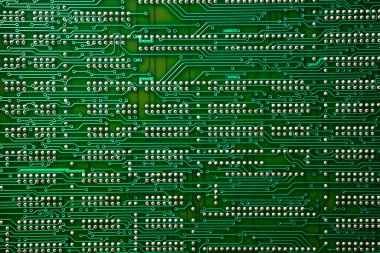 Elektronik cihazlardaki yazdırılmış devre kartının ve bileşenlerin aşırı detaylı görünümü.