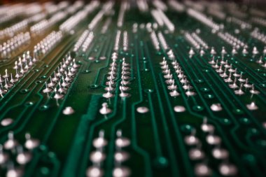 Elektronik cihazlardaki yazdırılmış devre kartının ve bileşenlerin aşırı detaylı görünümü.