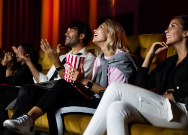 İnsanlar sinema sinemasında film izlerler. Grup eğlence etkinliği ve eğlence konsepti.