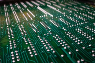 Elektronik cihazlardaki yazdırılmış devre kartının ve bileşenlerin aşırı detaylı görünümü.